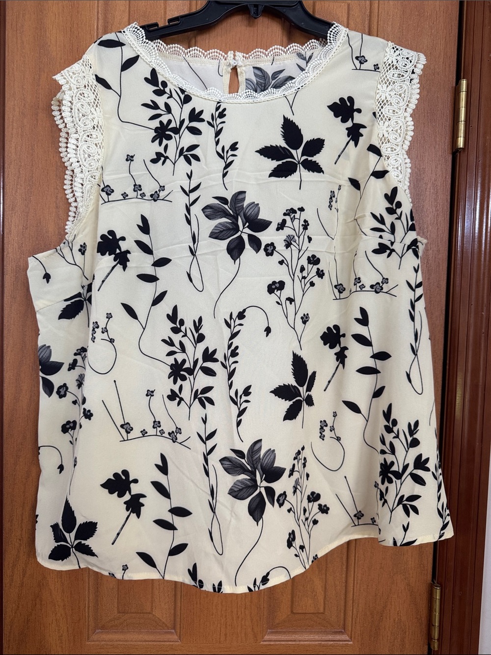 SHEIN Curve cream Sleeveless Top Shirt w Black Floral Print & Lace Trim Plus sz